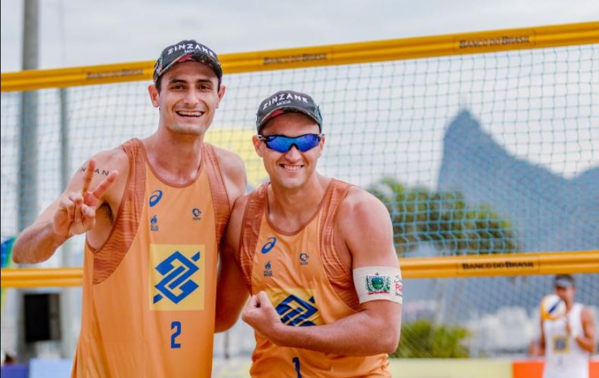 George e André comemoram a ida para a final e o título da temporada