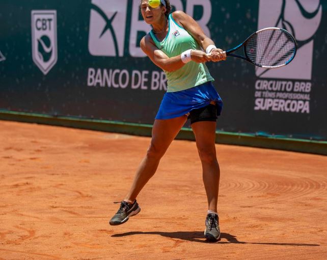 Carol Meligeni derrota a favorita Anastasia Gasanova e está nas quartas de final do Torneio de Potchefstroom, na África do Sul